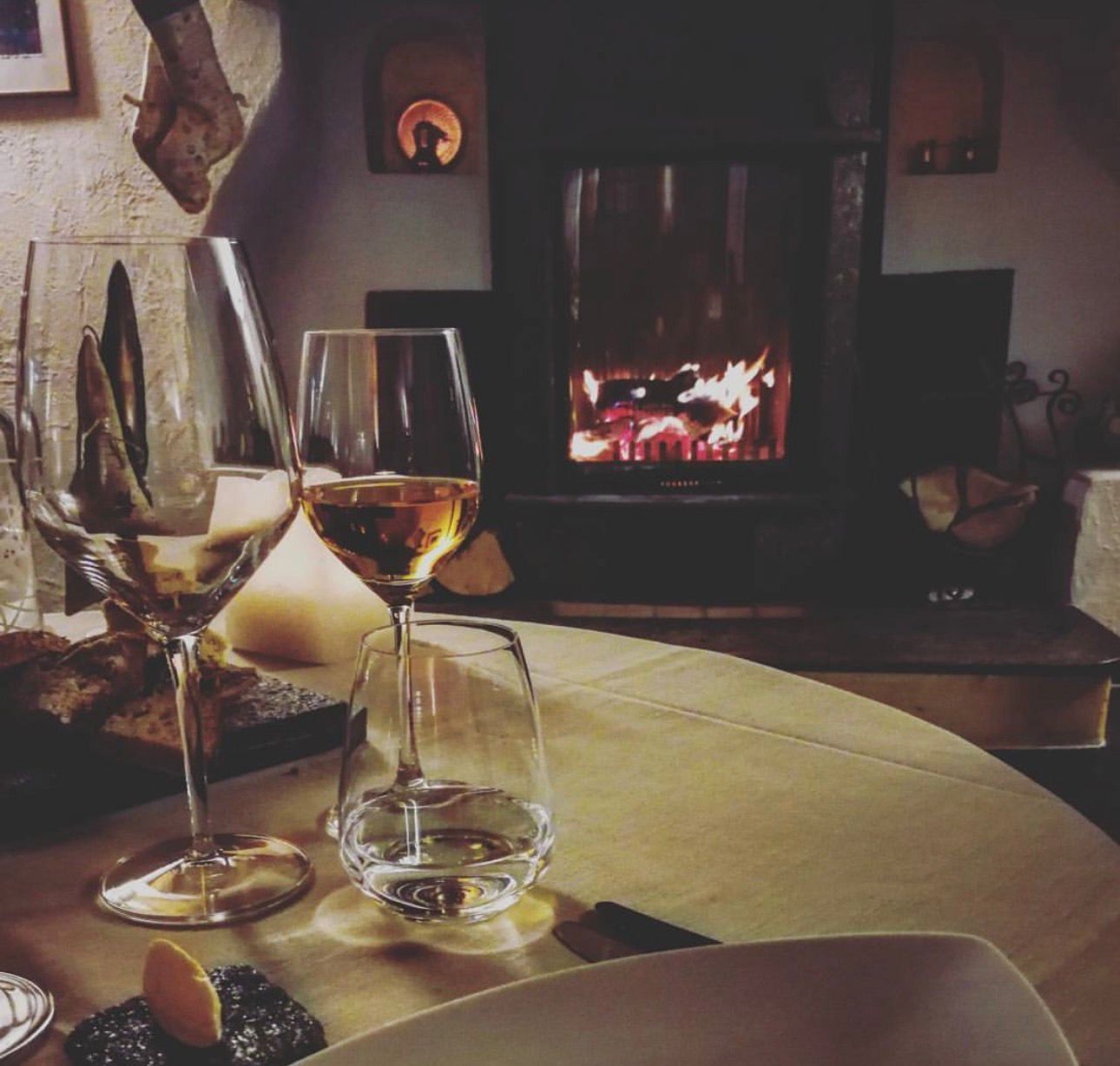Calici di vino davanti al camino