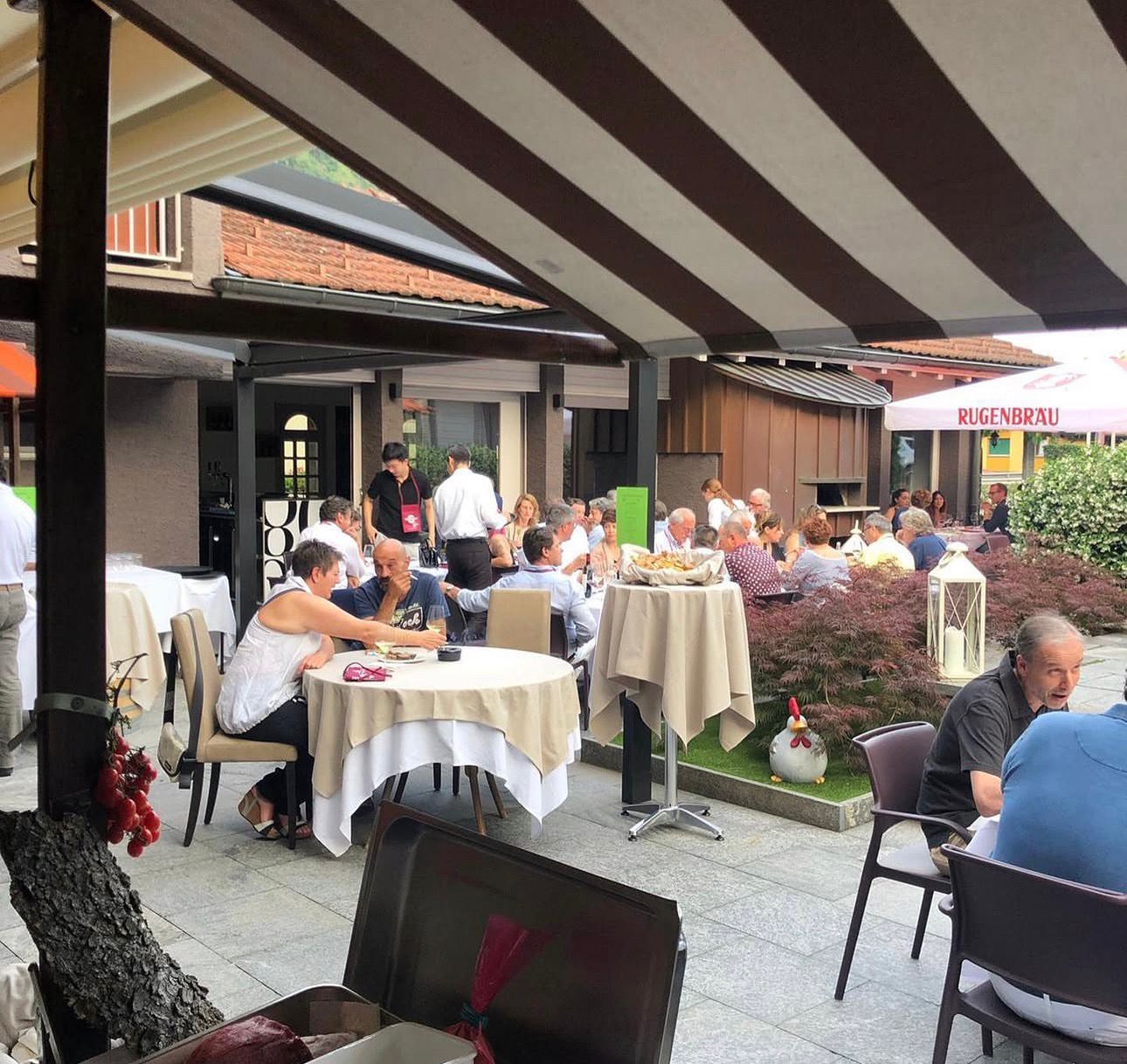Tavoli nel giardino con ospiti
