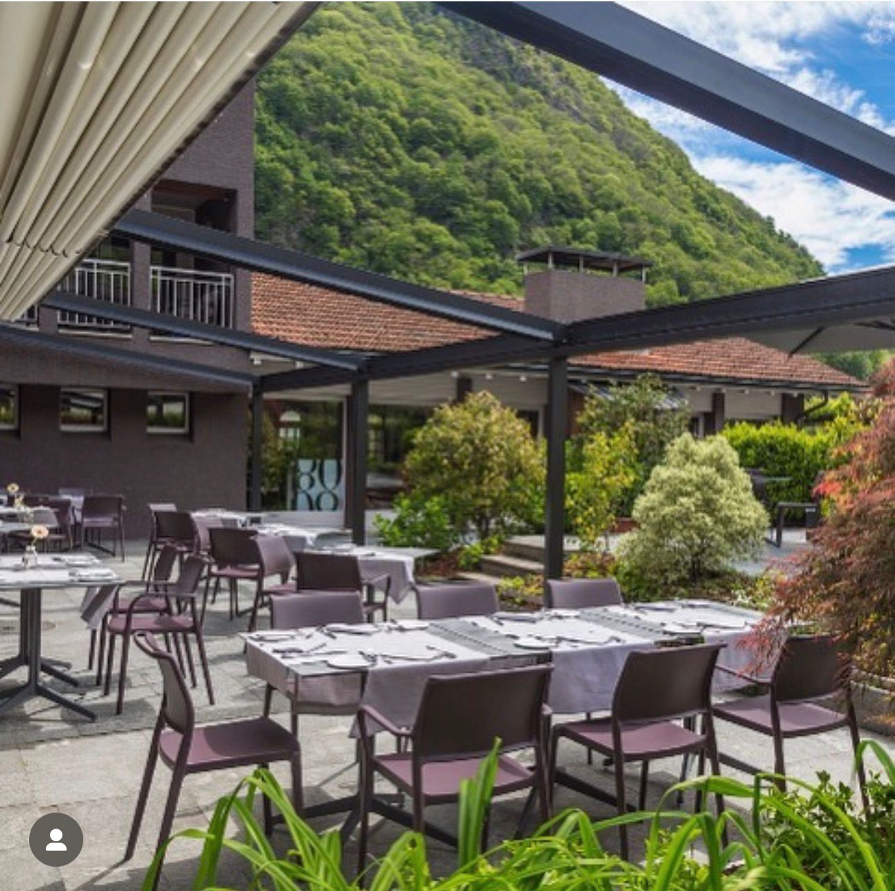 Terrazza nel giardino con vista sulle montagne